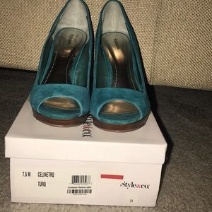 Never worn peep toe pump